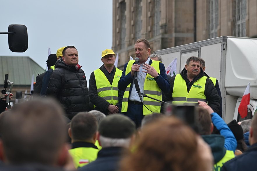Robert Telus podczas spotkania z protestującymi rolnikami w Szczecinie (2023 r.)