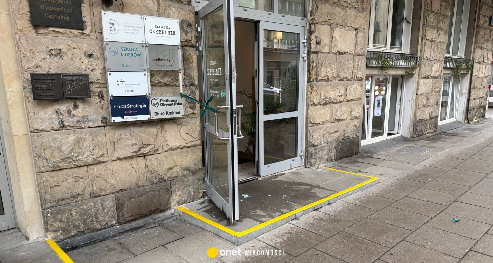 Koktajl Mołotowa rzucony w budynek siedziby PO. Trwają poszukiwania sprawców