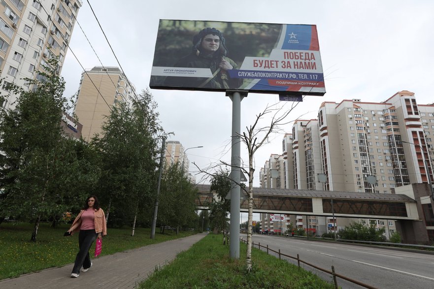 Plakat reklamujący pobór do wojska. Moskwa, 21 lipca 2025 r.