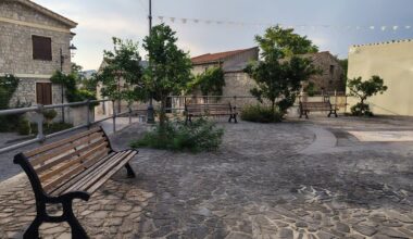Pusty plac w Baradili, najmniejszej wiosce na Sardynii liczącej 76 mieszkańców