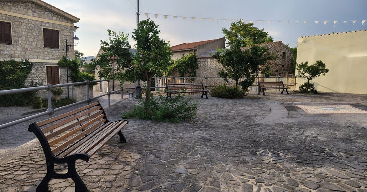 Pusty plac w Baradili, najmniejszej wiosce na Sardynii liczącej 76 mieszkańców