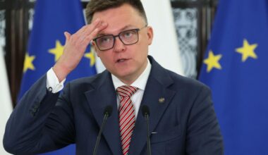 "Ucieczka Szymona Hołowni" z Polski. "Nie wynagrodziłbym marszałka takim stanowiskiem"
