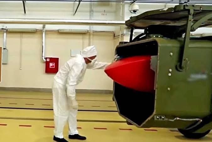 Pocisk manewrujący Buriewiestnik w kontenerze startowym.