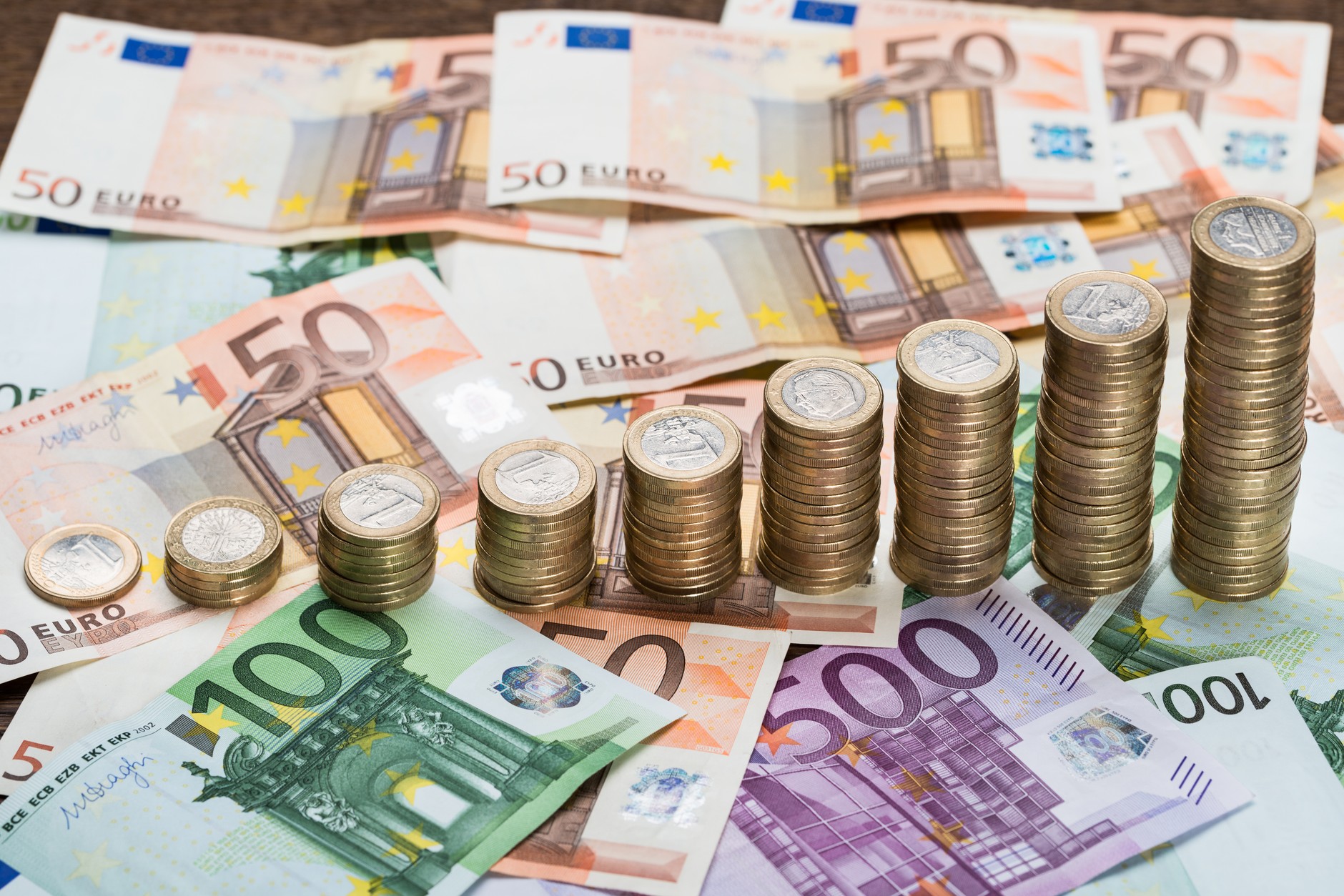 Banknoty i monety euro. Zdjęcie ilustracyjne