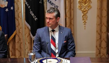 Pete Hegseth w krawacie w barwach rosyjskiej flagi? Dyskusja w sieci