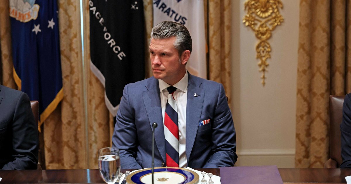 Pete Hegseth w krawacie w barwach rosyjskiej flagi? Dyskusja w sieci