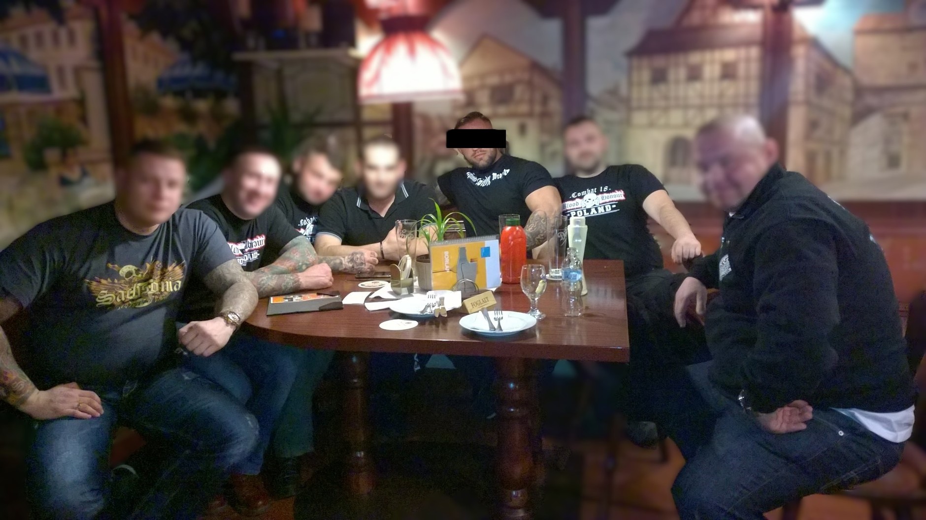 Krzysztof S wraz z kompanami na neonazistowskim koncercie w Budapeszcie w 2015 r.