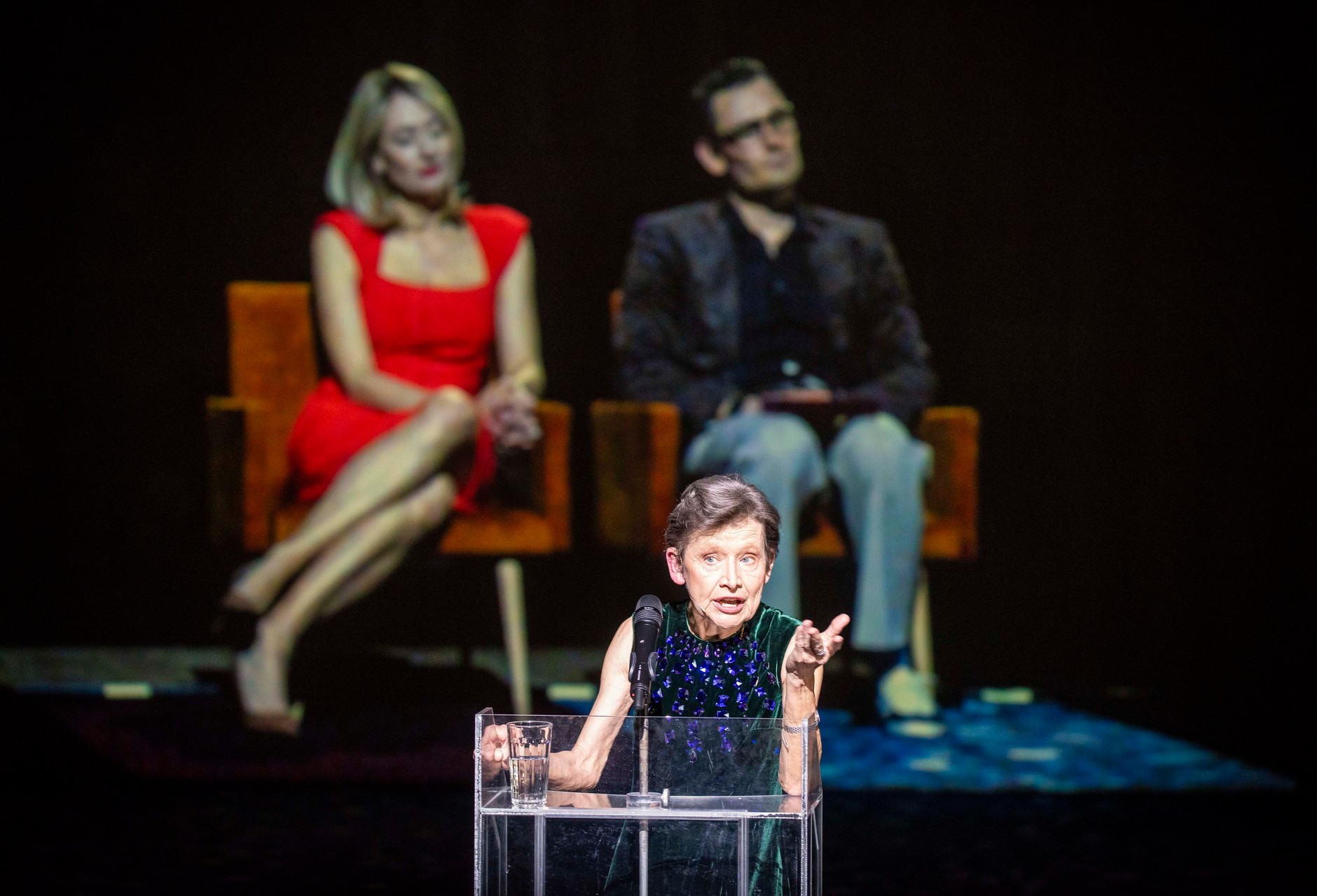 Jadwiga Jankowska-Cieślak w spektaklu "Elizabeth Costello" Krzysztofa Warlikowskiego (w tle aktorzy: Magdalena Popławska i Bartosz Gelner)