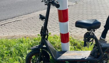 Seniorka na hulajnodze elektrycznej uderzyła w ciężarówkę. Niebezpieczna sytuacja w Koszalinie - Onet