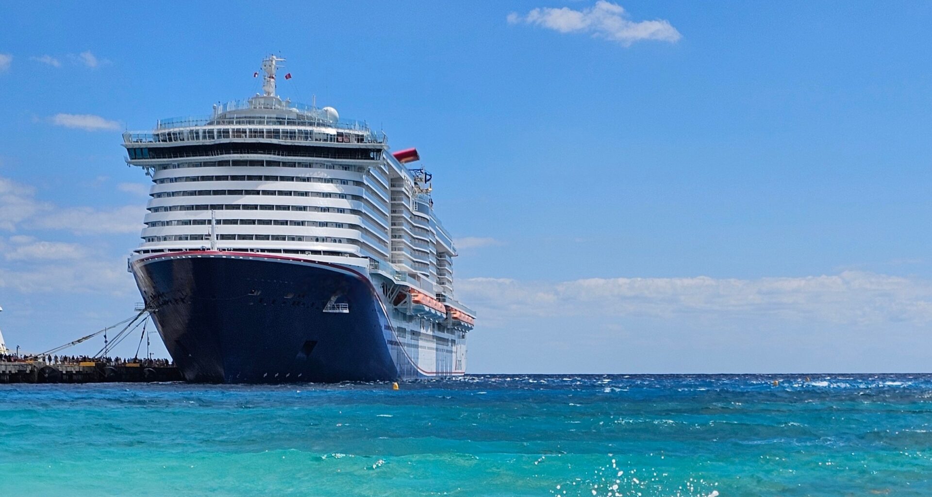 Pasażerka została porzucona przez statek wycieczkowy na niezamieszkałej wyspie (zdjęcie ilustracyjne)