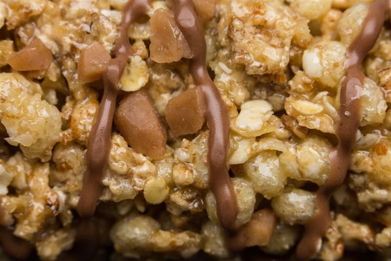 Czy można spać z mokrymi włosami? Eksperci ostrzegają