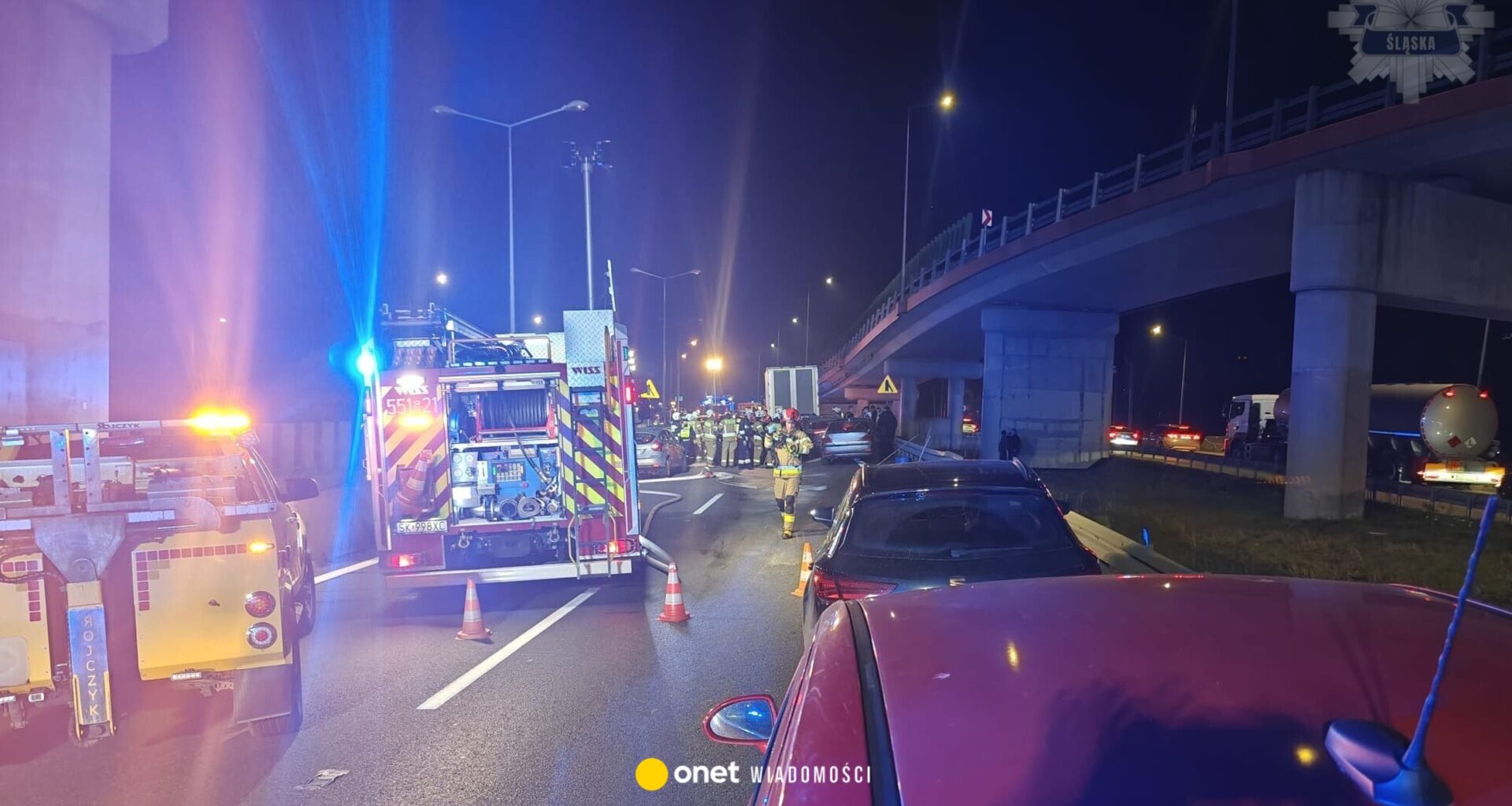 Karambol na Śląsku, droga zablokowana. Pięć osób trafiło do szpitala - Onet Wiadomości