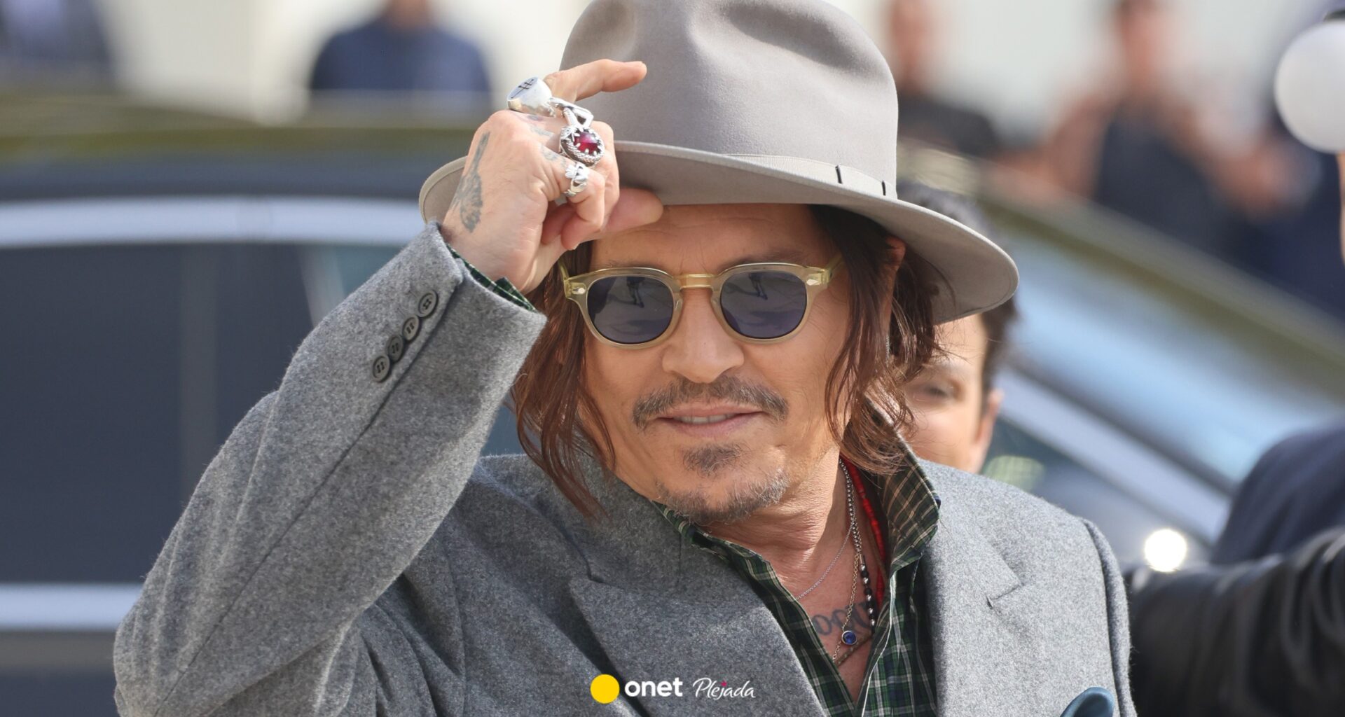 Johnny Depp zignorowany przez Charlize Theron. W tle konflikt z Amber Heard