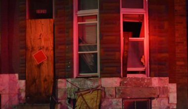 Dom po pożarze przy ulicy W. Fayette Street w Baltimore. Na drzwiach widać czerwony kwadrat oznaczający, że budynek jest przeznaczony do rozbiórki, 18 stycznia 2025 r.