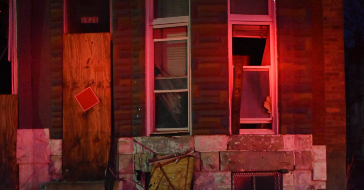 Dom po pożarze przy ulicy W. Fayette Street w Baltimore. Na drzwiach widać czerwony kwadrat oznaczający, że budynek jest przeznaczony do rozbiórki, 18 stycznia 2025 r.