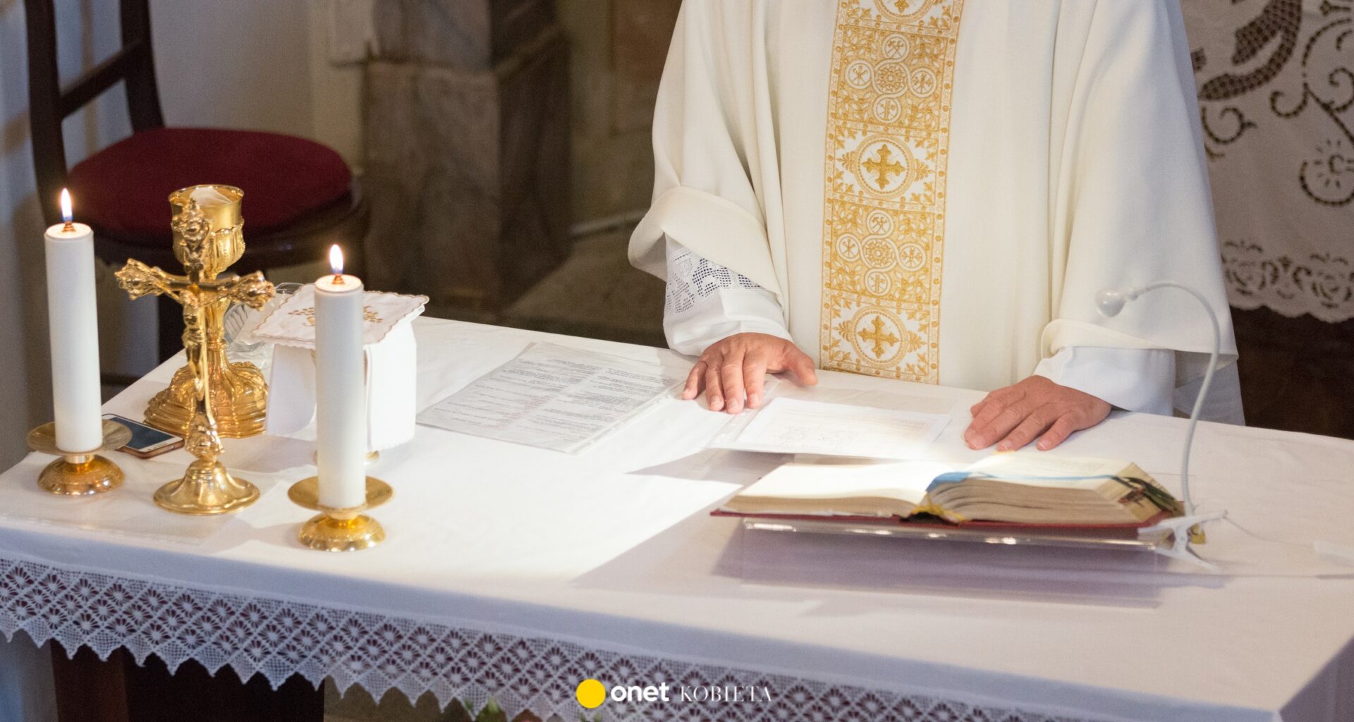 Ksiądz zaskoczył Karolinę podczas zamawiania mszy. "Nie wezmę ich"