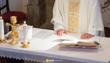 Ksiądz zaskoczył Karolinę podczas zamawiania mszy. "Nie wezmę ich"