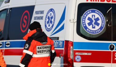 Na chodniku leżała nieprzytomna kobieta. Tuż obok była trójka małych dzieci