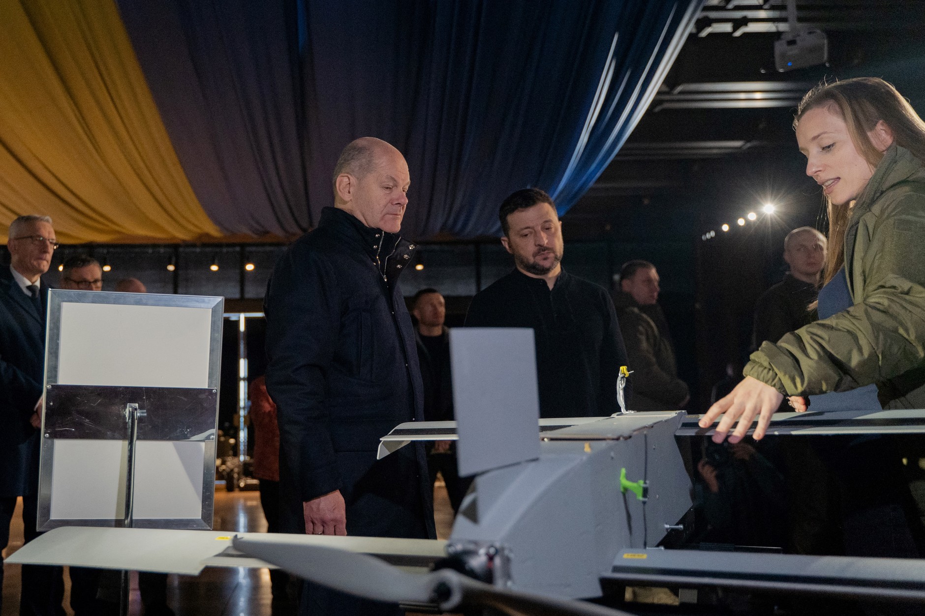 Prezydent Ukrainy Wołodymyr Zełenski i ówczesny kanclerz Niemiec Olaf Scholz w trakcie prezentacji dronów. Kijów, 2 grudnia 2024 r.