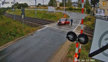 Jechał przez przejazd kolejowy. Nagle od auta odpadło koło [WIDEO] - Onet