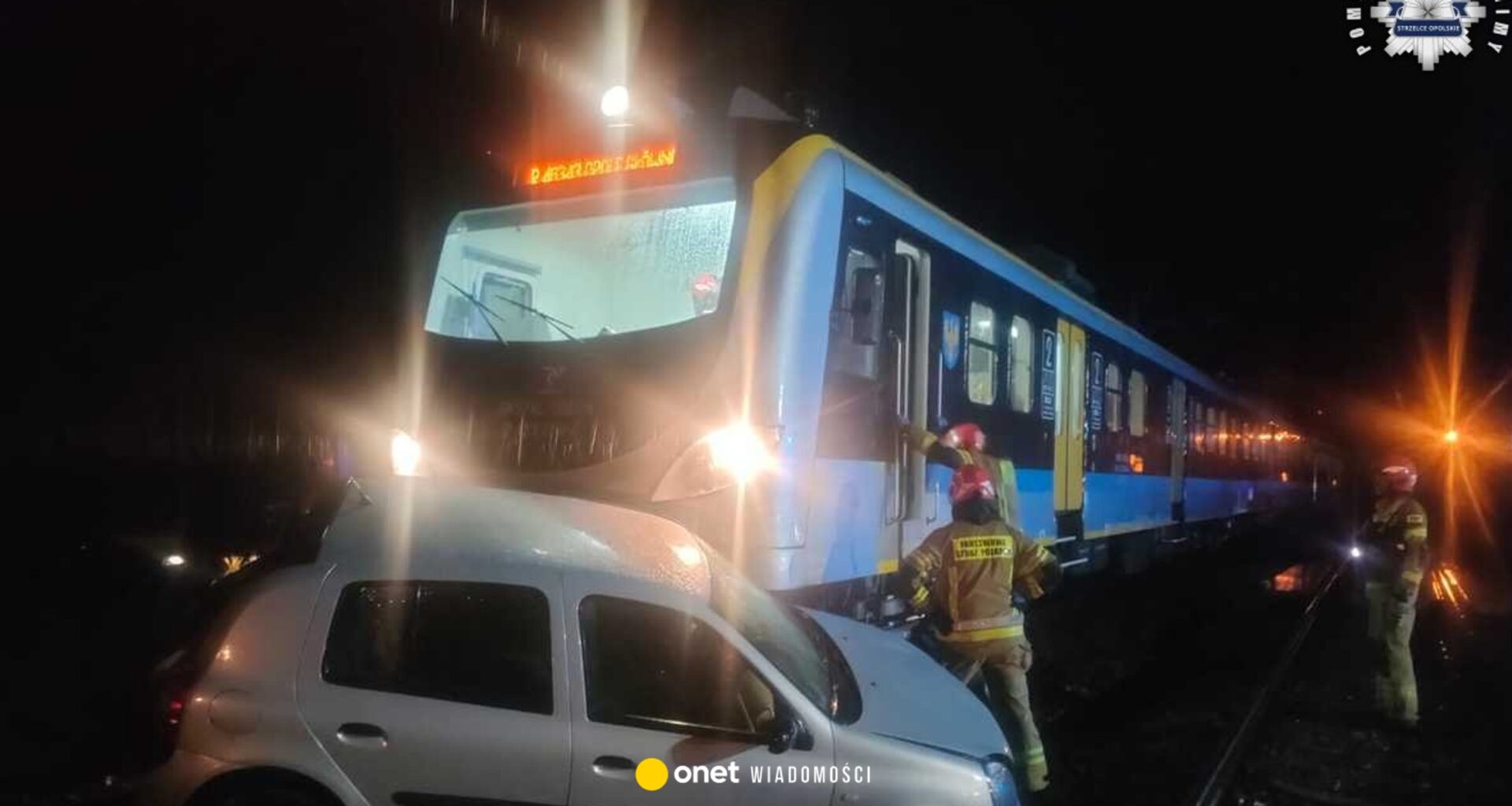 O włos od tragedii. Auto utknęło na torach, w środku został pasażer