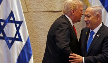 Prezydent USA Donald Trump (L) i premier Izraela Binjamin Netanjahu w izraelskim parlamencie, Knesecie, Jerozolima, 13 października 2025 r.