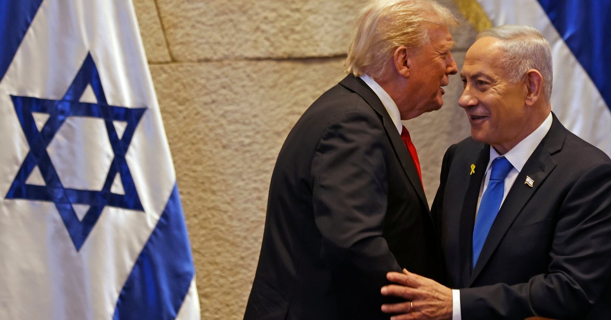 Prezydent USA Donald Trump (L) i premier Izraela Binjamin Netanjahu w izraelskim parlamencie, Knesecie, Jerozolima, 13 października 2025 r.