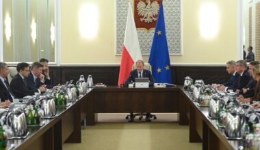 Polacy zapytani o ocenę rządu. Mają lepsze zdanie niż przed miesiącem [SONDAŻ]