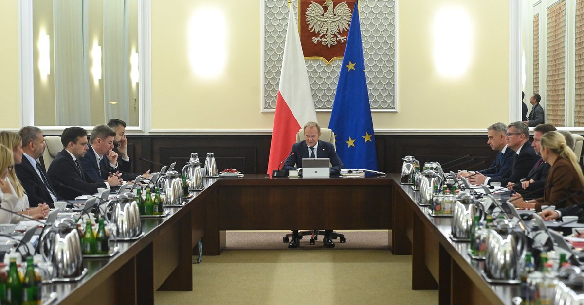 Polacy zapytani o ocenę rządu. Mają lepsze zdanie niż przed miesiącem [SONDAŻ]