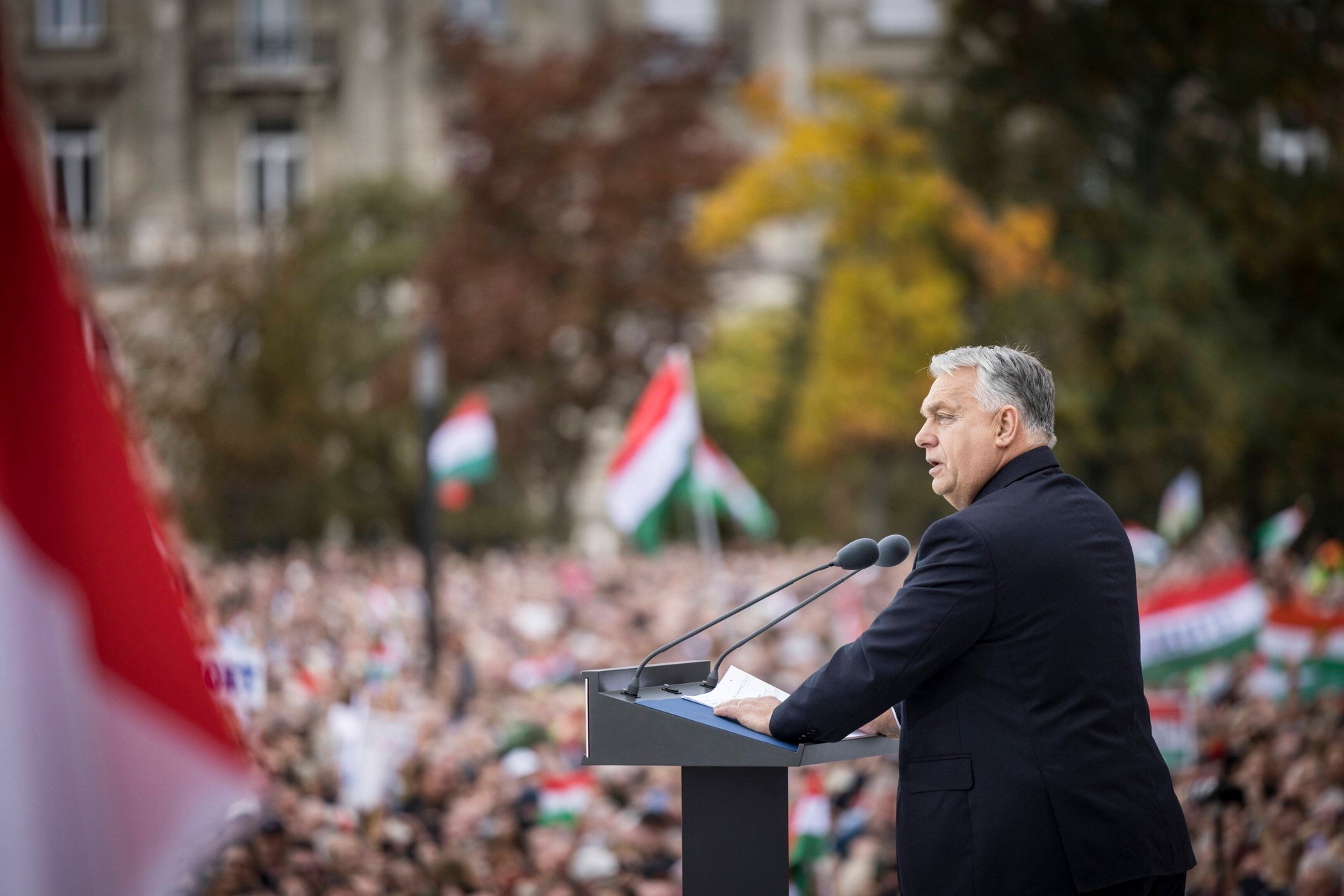 Premier Węgier Viktor Orban przemawiający podczas uroczystości upamiętniającej 69. rocznicę rewolucji węgierskiej i wojny o niepodległość przeciwko ZSRR, Budapeszt, Węgry, 23 października 2025 r.