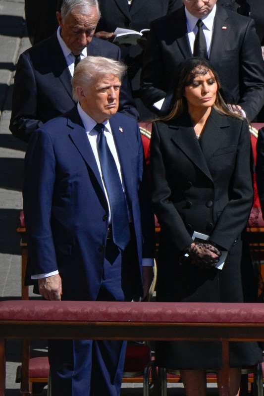 Donald Trump i Melania Trump w mantylce w trakcie wizyty w Watykanie
