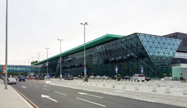 Tak oszukują podróżnych. Krakowskie lotnisko apeluje o ostrożność - Onet