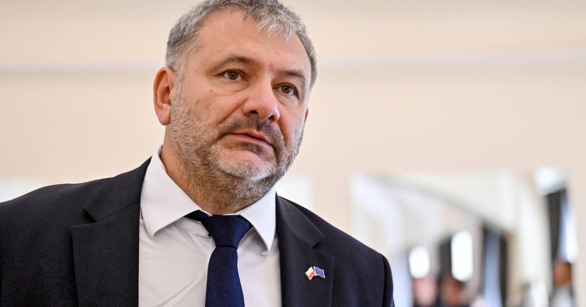 Waldemar Żurek odpowiada na wpis Michała Wosia. "To zabezpieczenie przed ucieczką" - Onet