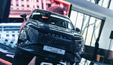 Dziennikarz wyrwał kierownicę Omoda 5. Chery odpowiada na zarzuty