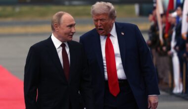 Prezydent Stanów Zjednoczonych Donald Trump i prezydent Rosji Władimir Putin na szczycie poświęconym wojnie Rosji w Ukrainie w bazie lotniczej USA 15 sierpnia 2025 r. w Anchorage na Alasce w USA