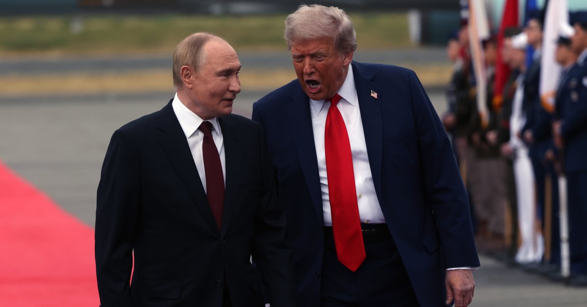 Prezydent Stanów Zjednoczonych Donald Trump i prezydent Rosji Władimir Putin na szczycie poświęconym wojnie Rosji w Ukrainie w bazie lotniczej USA 15 sierpnia 2025 r. w Anchorage na Alasce w USA