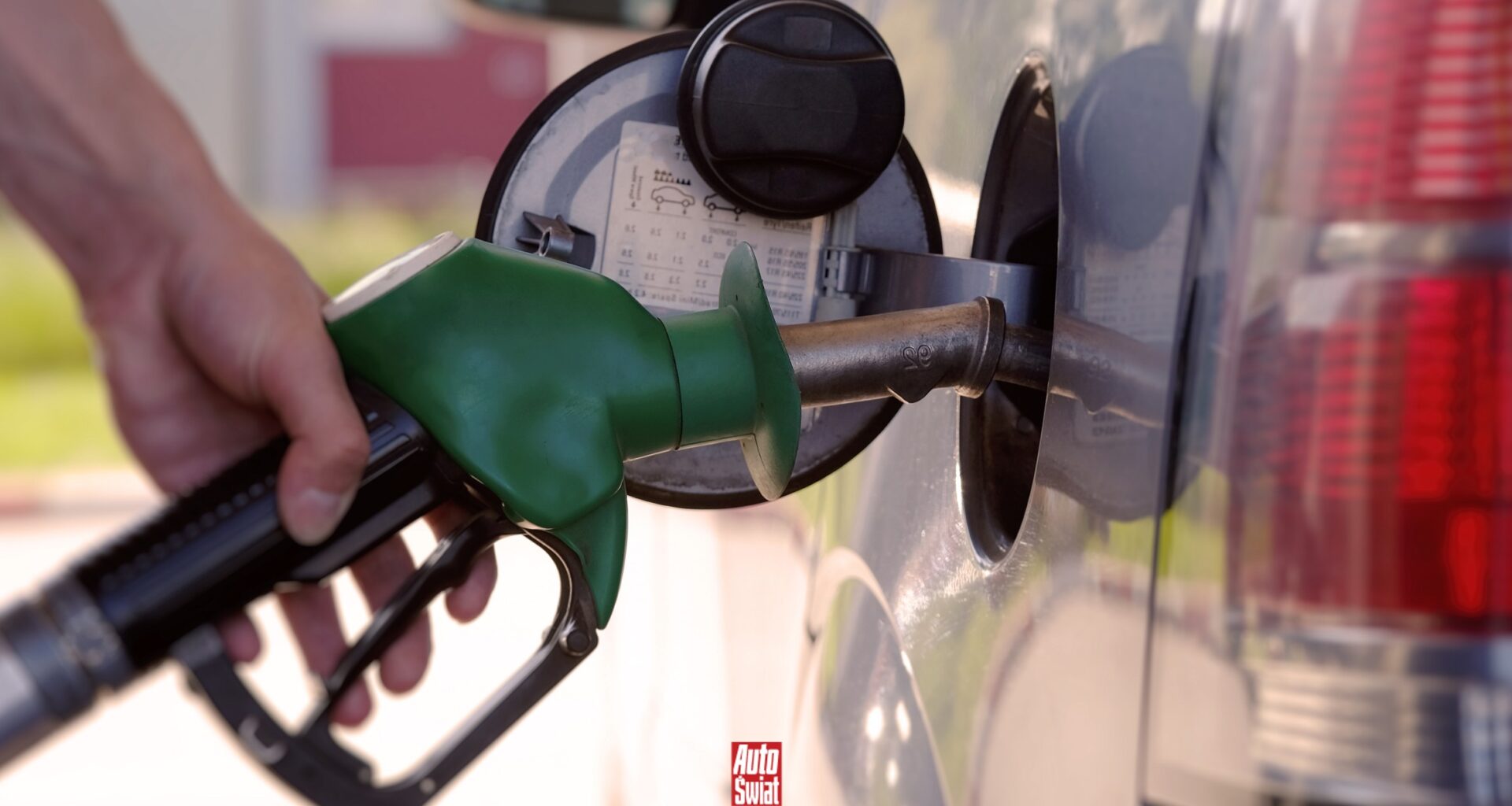 Ceny paliw od 1 stycznia 2026 r. wystrzelą. Benzyna podrożeje o 1 zł/l, a diesel o 80 gr/l