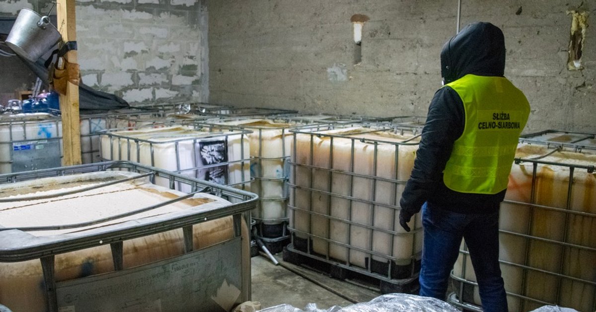 Funkcjonariusze KAS zlikwidowali gigantyczną bimbrownię pod Mońkami