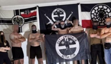 Członkowie klubu "Active Club" w Westfalii Wschodniej pozują po treningu sztuk walki