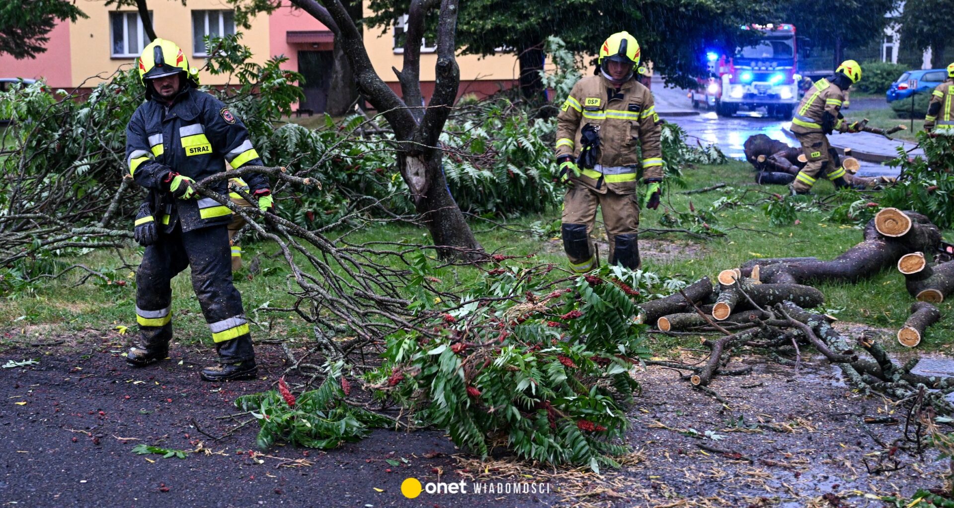 Ulewy i wichury w Polsce. Strażacy nie mają chwili wytchnienia