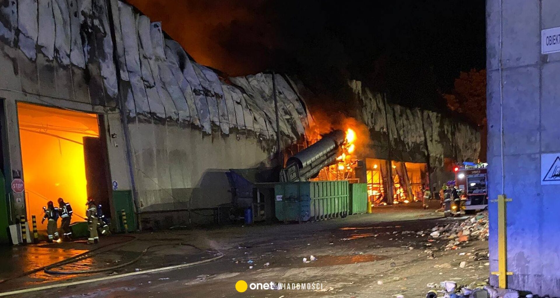 Duży pożar sortowni odpadów w Elblągu. Służby apelują do mieszkańców