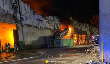 Duży pożar sortowni odpadów w Elblągu. Służby apelują do mieszkańców