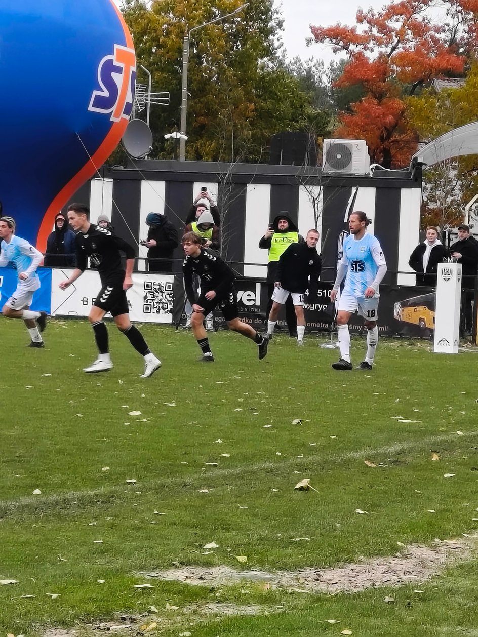 Grzegorz Krychowiak kończył mecz z asystą i żółtą kartką, a występ w "okręgówce" wcale nie był "spacerkiem"