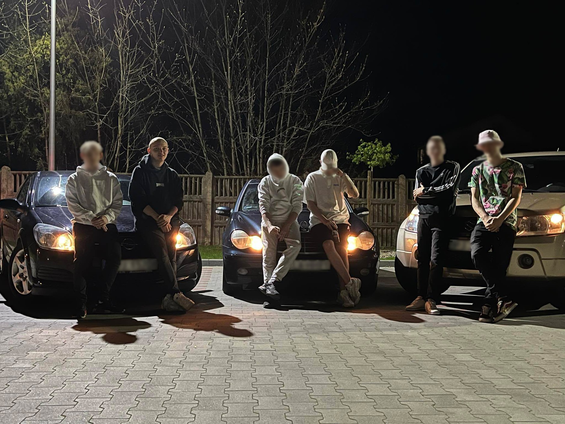 Damian Pawełoszek (drugi od lewej) z kolegami