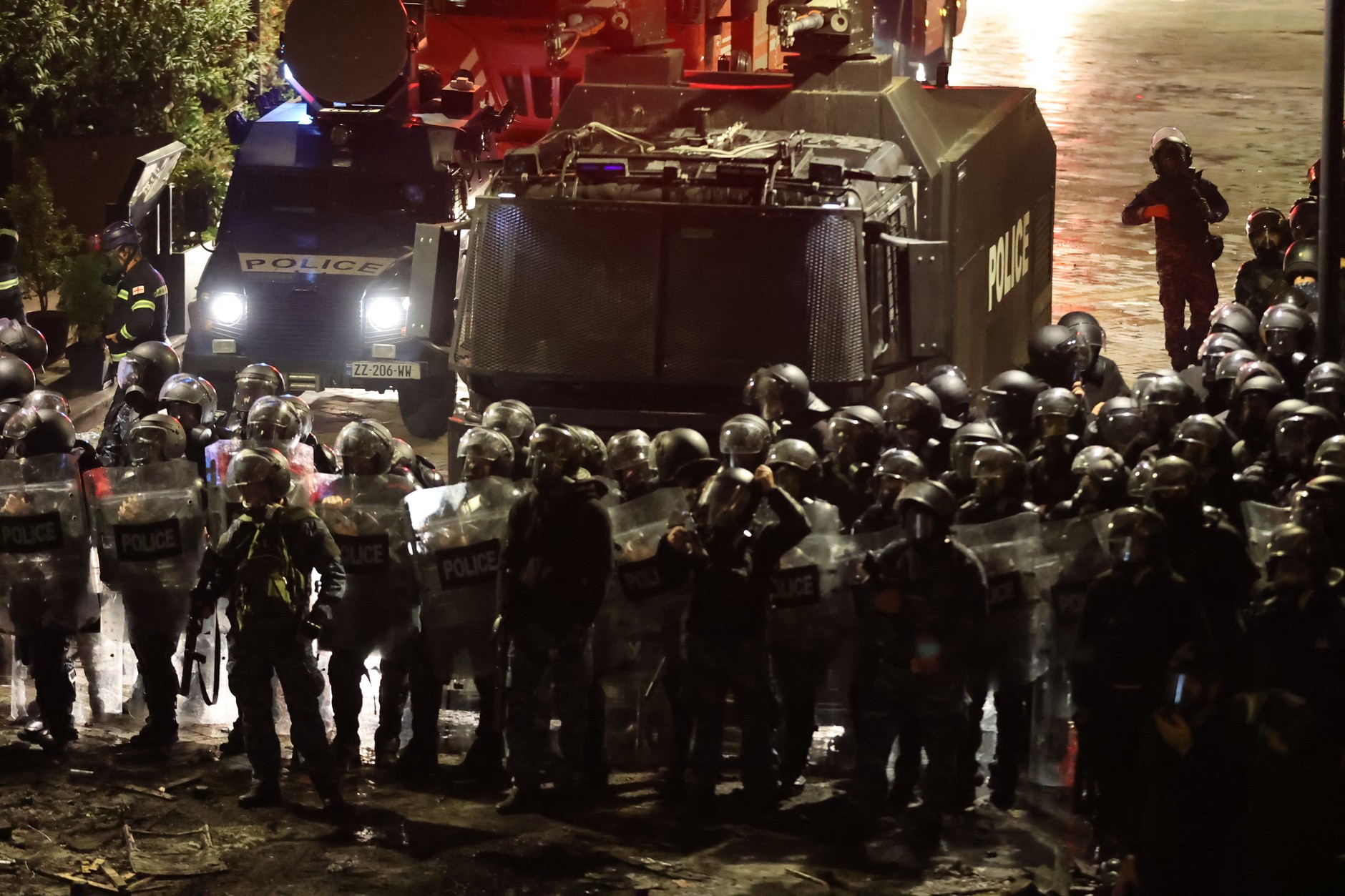 Starcia między policją a protestującymi, którzy próbowali dostać się do Pałacu Prezydenckiego w Tbilisi w Gruzji, 4 października 2025 r.