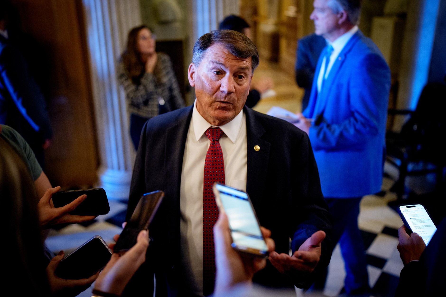 Senator Mike Rounds rozmawia z dziennikarzami, Waszyngton, 1 października 2025 r.