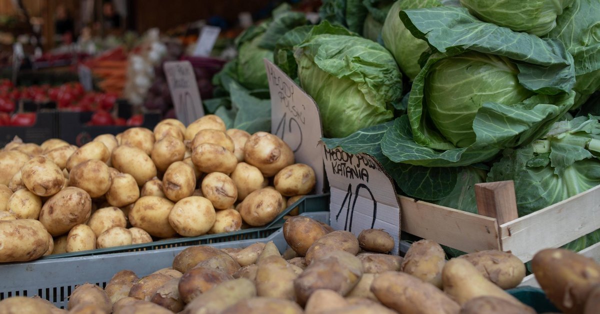 Sezonowe owoce i warzywa często są tańsze w polskich sklepach