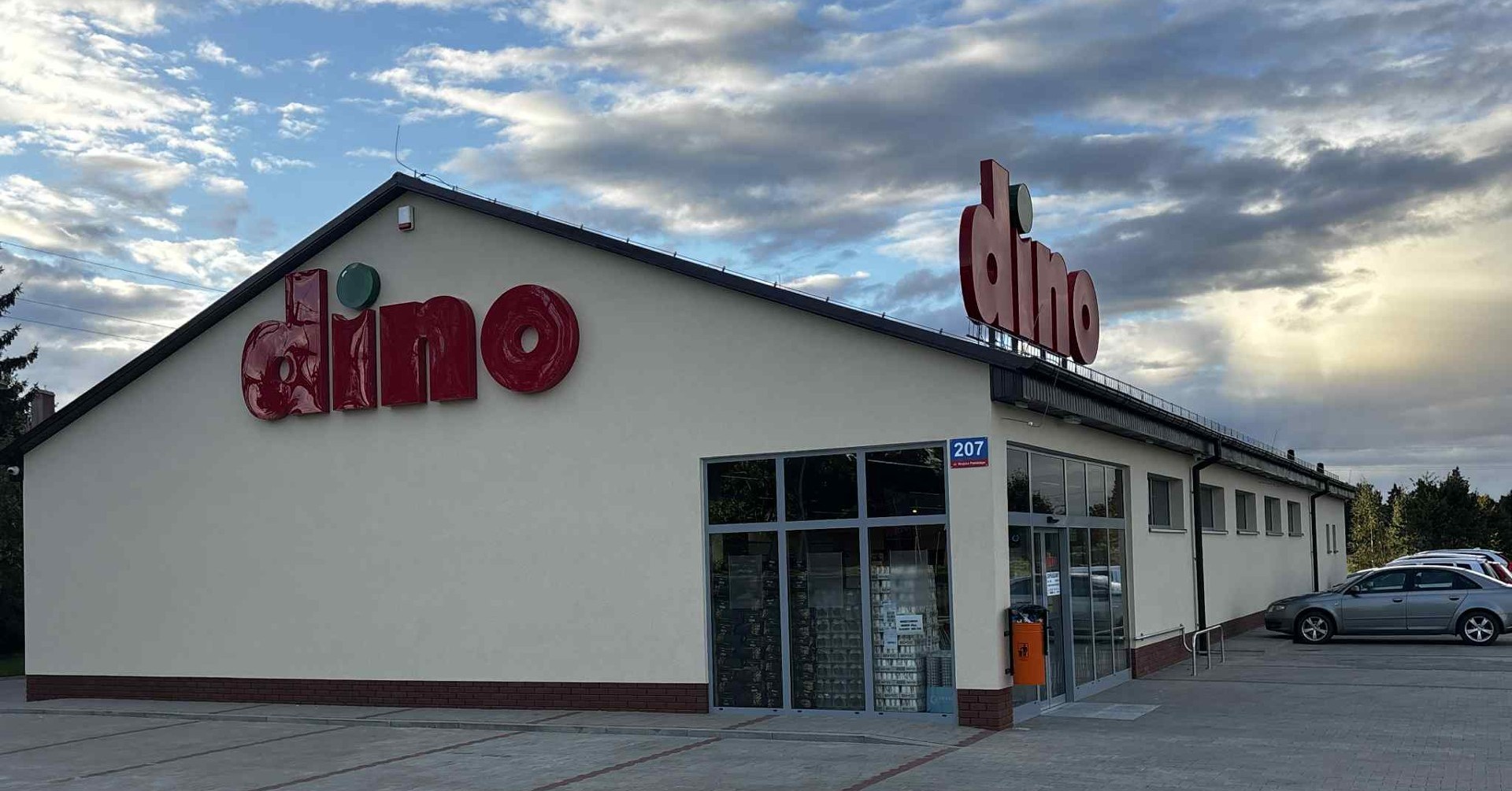 Dino otwiera kolejne sklepy i rekrutuje. Praca nie tylko na kasie