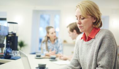 Firmy biją się o tych pracowników. ponad 10 tys. to norma - Strefa Biznesu