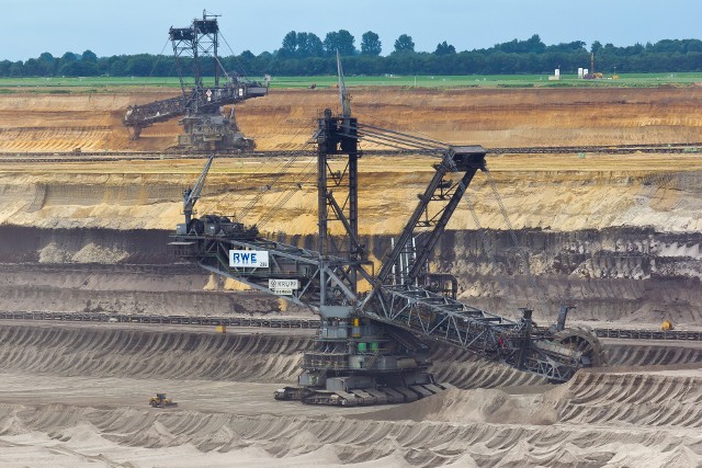 Gdy przez lata Chiny budowały swoją globalną przewagę w surowcach krytycznych, wydawało się, że ich strategia to maksymalne wpasowanie się w światowe łańcuchy dostaw — jako taniego i pewnego dostawcy. Dziś świat wygląda jednak zupełnie inaczej.